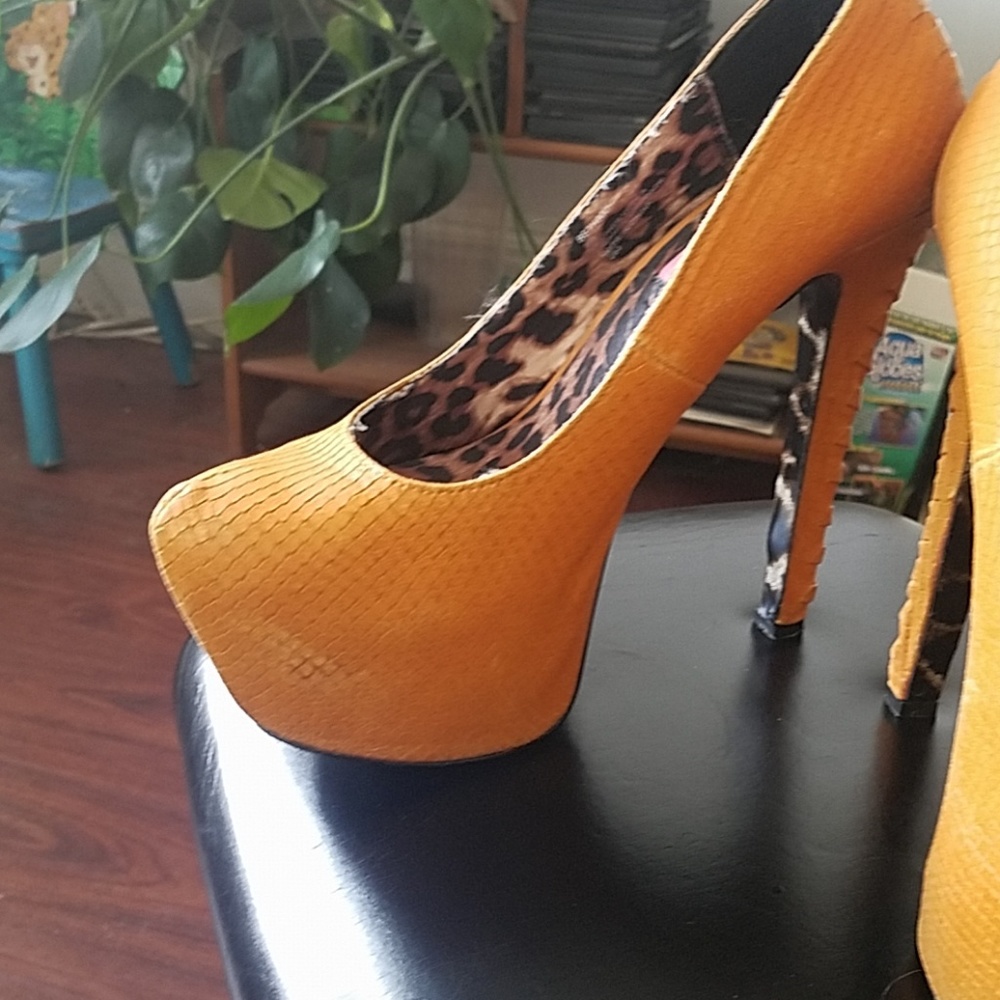 Shoe - Picture 2 of 8